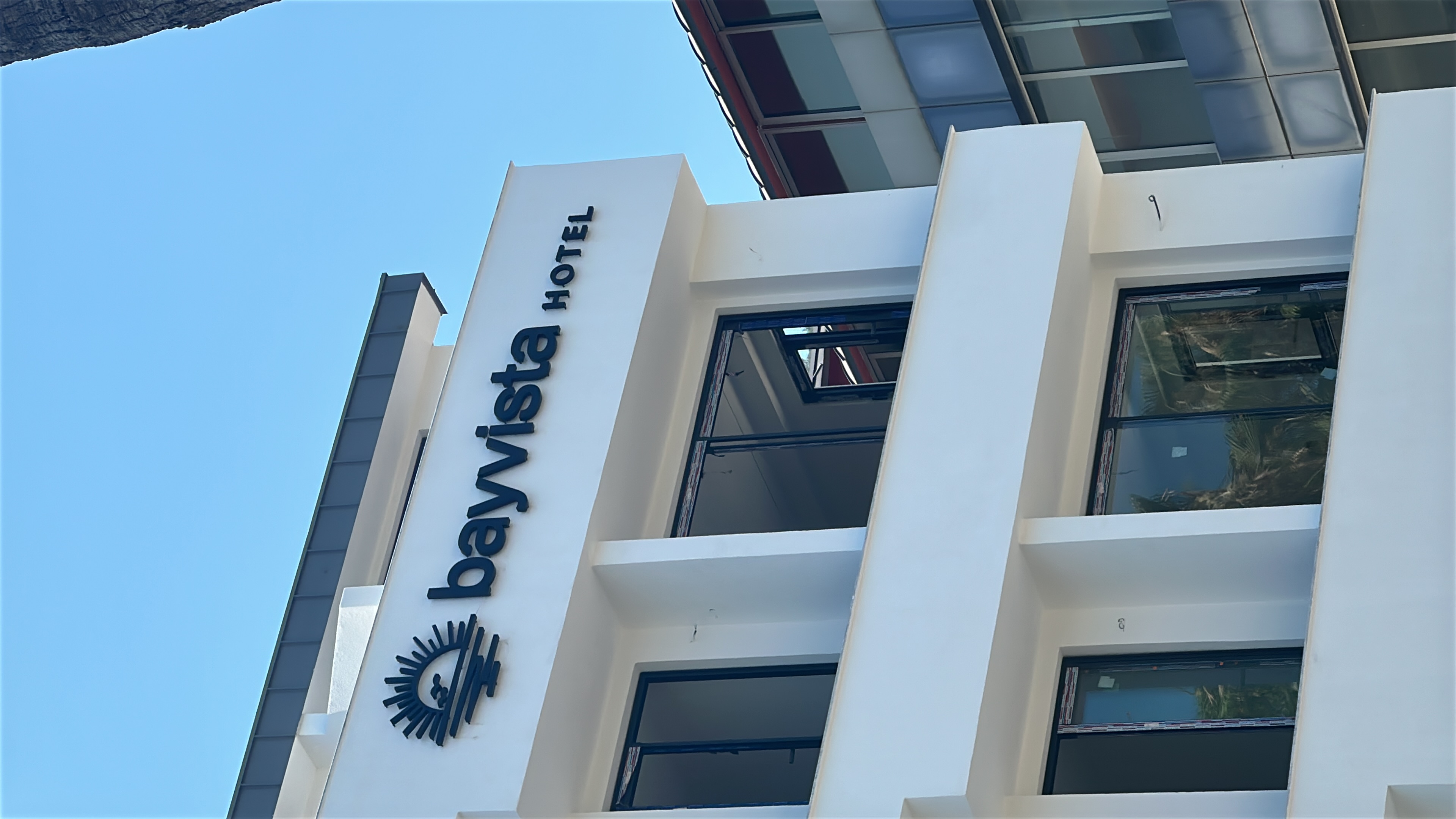 Bay Vista Hotel gündüz dış görünümü