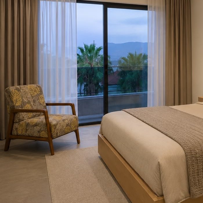 Odada balkon kapısı ve koltuk